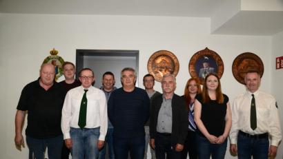 Bild: bey
Erster Schützenmeister Karl Schiffmann, Stellvertreter und Sportleiter Jürgen Völkl, Erster Kassier Wolfgang Dütsch, Zweiter Kassier Michael Skutella, Schriftführerin Johanna Busch, Jugendleiter Johannes Kick (vordere Reihe von links) und stellvertretender Jugendleiter Niclas Bauer, die Beisitzer Reiner Stahl, Adrian Fleischmann und Jugendkassenwartin Claudia Busch (hintere Reihe von links) erhielten jeweils ein einstimmiges Votum.