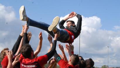 Bild: gb
Die Spieler des TSV Waldershof feierten nach dem 4:0-Sieg in Schönhaid vor allem ihren Trainer Maximilian Berek.