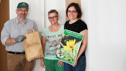 Bild: njn
Eine der ersten, die sich in der Aktionswoche ihre Pflanzknollen holte, war Silke Walter (Zweite von links). Mit auf dem Bild (von links) Projektmanager Günther Erhardt und Mitarbeiterin Marlene Weiß.