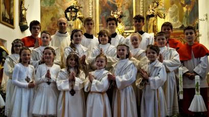 Bild: arw
Für acht Mädchen und vier Buben ist es in der Expositurgemeinde St. Salvator ein besonderer Tag. Sie bekommen erstmals das "Brot des Lebens".