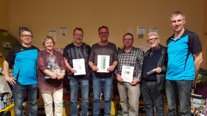 Bild: exb
Preisschafkopf der SpVgg Thurndorf: Die Organisatoren überreichen die Hauptpreise.