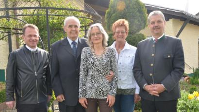 Bild: dob
Der ehemalige Rektor der Hauptschule Vohenstrauß, der heutigen Pfalzgraf-Friedrich-Mittelschule, Hannes Sennert (Zweiter von links), feierte am Freitag seinen 80. Geburtstag. Dekan Alexander Hösl, Ehefrau Gisela, Pfarrgemeinderätin Kunigunda Hanauer und Bürgermeister Andreas Wutzlhofer (von links) gratulierten zu diesem Ehrentag.