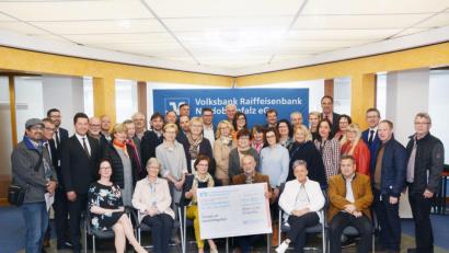 Bild: Gabi Schönberger
Christian Weigert (Dritter von rechts) übergibt
eine Spende in Höhe von 27.500 Euro der Volksbank Raiffeisenbank an Vertreter von 38 Schulen aus Weiden und dem Landkreis. Weitere 28 Bildungseinrichtungen erhielten Spenden in Tirschenreuth und Eschenbach.