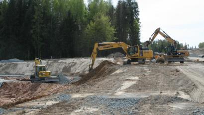 Bild: roh
Dass Regenauffangbecken wir verfeinert, 2 Bagger kümmern sich um das Vorabsetzbecken, den Rand , den Lehm und das mit Schotter befestigte Ufer.