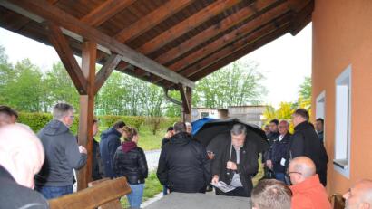 Bild: ak
Bei strömendem Regen sind die Mitglieder des Bauausschusses unterwegs.