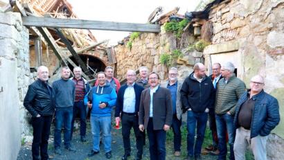 Bild: njn
Der Bauausschuss mit Bürgermeister Hans Donko (Sechster von rechts), Technischem Angestellten Markus Meyer (Zweiter von links), Bauamtsleiter Dieter Döppl (Fünfter von links) und Amtsrat Hubert Wojtenek (Dritter von rechts) im Anwesen 23. An dieser Stelle soll das Foyer entstehen.