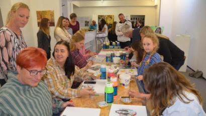 Bild: Kunz
Die Projektgruppe der Fachakademie für Sozialpädagogik veredelte am Montagabend Bilder fremder Künstler.