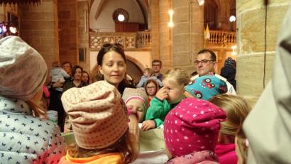 Bild: jzk
Mit dem Wasser aus dem Taufbecken zeichneten sich die Kinder ein Kreuz auf die Stirn.