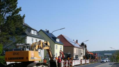 Bild: kgg
In der Egerer Straße wird zurzeit die Kanalleitung ausgewechselt, der Verkehr wird per Ampel geregelt.