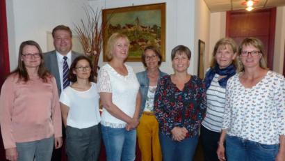 Bild: jp
Die neue Führungsriege des Kastler Gartenbauvereins zusammen mit Bürgermeister Stefan Braun (Zweiter von links) und der neuen Vorsitzenden, Linda Lorenz (rechts).
