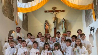 Bild: mez
Über eine volle Herz-Jesu-Pfarrkirche freuten sich am Weißen Sonntag die 21 Erstkommunikanten zusammen mit Pfarrer Markus Bruckner.