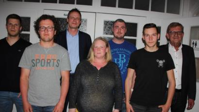 Bild: kro
Die Führungsmannschaft des Handballclubs für die nächsten zwei Jahre (von links): Matthias Schön, Christian Platzer, Vorsitzender Thomas Kurzeck, Yvonne Rubner, Christian Ducheck und Nico Schiml mit Drittem Bürgermeister Norbert Schuller.