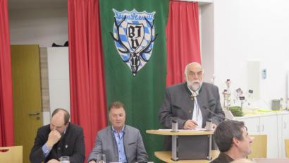 Bild: jzk
Erster Vorsitzender Dr. Wolfgang Schinner (am Rednerpult) leitete die harmonische Jahreshauptversammlung des Jagdverbandes Kemnath. Neben ihm sitzen Schatzmeister Benjamin Sperber und Reinhard Höcht (von links).