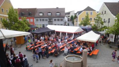Bild: mad
Zum Marktfest in Schwarzhofen kamen wieder viele Gäste. Heuer geht die Veranstaltung am 1. und 2. Juni über die Bühne.