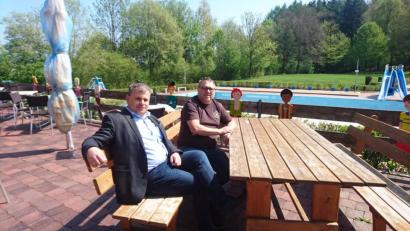 Bild: Lowak
Thomas Zetzl (rechts), seit fünf Jahren Pächter des Freibadkiosks, sucht dringend Personal. Zwei Saisonkräfte haben ihm abgesagt. Auch Bürgermeister Karlheinz Budnik hofft, dass das Problem bis zur Eröffnung Mitte Mai gelöst ist.