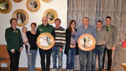 Bild: gi
Hart umkämpft waren die Hochzeitsscheiben der Brautleute Bock und Götzfried die von Matthias Grünbauer (links) und Josef Wittmann (rechts) gewonnen wurden. Dazu gratulierten Schützenmeisterin Claudia Kraus (links) und Sportleiter Johannes Hanauer (rechts).