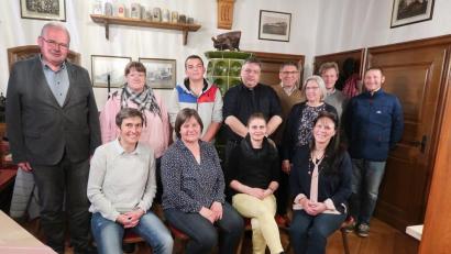 Bild: bsc
Die beiden Bürgermeister Gottfried Härtl (hinten links) und Oskar Schuster (hinten, Dritter von rechts) sowie der Vorsitzende der Wasserwacht, Markus Münchmeier (hinten, Zweiter von rechts), wünschten dem neuen Vorstandsteam mit Vorsitzender Lisa Rauh (vorne, Zweite von links) und zweiter Vorsitzender Patricia Henze (vorne rechts) viel Erfolg. Für seine über 15-jährige Tätigkeit als Hauptkassier dankte das Gremium Thomas Fleischmann (hinten, Vierter von rechts).