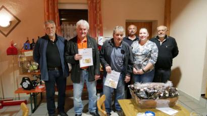 Bild: gz
Die beiden Vorsitzenden Karl Roth (rechts) und Michael Kleber (links) gratulierten (ab Zweiter von links) Hans Steger, Gerhard Wittmann und Anna-Lena Gierstl zu ihren vorderen Platzierungen.