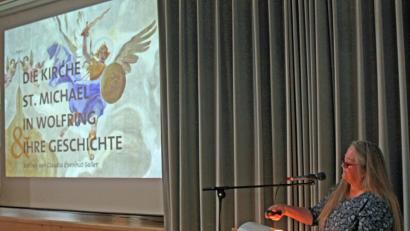 Bild: nib
Claudia Eisenhut-Saller referierte zur Geschichte der St.-Michael-Kirche in Wolfring, als einen Aspekt zur 900-Jahr-Feier des Ortes.
