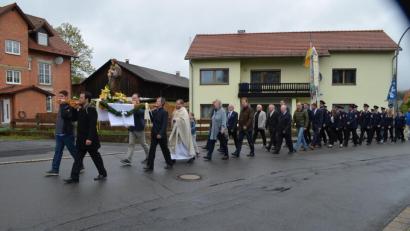 Bild: fz
Auf den Schultern wird der Heilige Josef beim Kirchenzug getragen