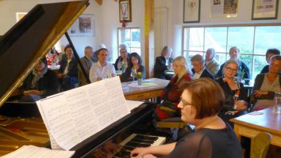 Bild: fsb
Am Piano begleitet Klara Bäumler im voll besetzten Café.