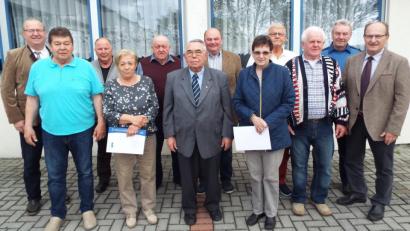 Bild: e
Geehrte Mitglieder zusammen mit stellvertretendem Kreisvorsitzenden Johann Ludwig (links), dem wiedergewählten Ortsvorsitzendem Johann Hecht (Mitte mit Krawatte) und Drittem Bürgermeister Hubert Blödt (rechts).