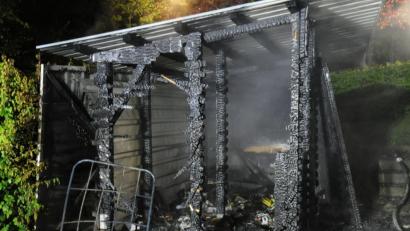 Bild: gf
In der Raigeringer Straße brannte dieser Schuppen.