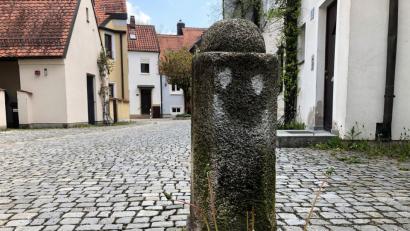 Bild: Alexander Unger
In der Altstadt in Weiden grinst ein "Poller".