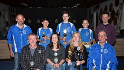Bild: fjo
Sportleiter Karlheinz Hagner (sitzend, links) freut sich mit den Gewinnern: Sophie Deinl, Julia Mack und Paul Zetzlmann (daneben), sowie Rudi Hirschmann, Marlon Haberfellner, Niklas Bauer und Lukas Menzel. (stehend, von rechts).