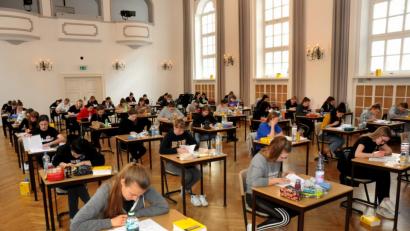 Bild: Stephan Huber
Etwas Wasser, ein Glücksbringer und Traubenzucker: So haben sich die Schülerinnen des Dr.-Johanna-Decker-Gymnasiums am Dienstag für den Auftakt des Abiturs ausgestattet.