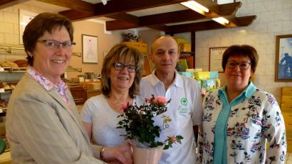 Bild: R. Kreuzer
Die Initiatoren (von links) Agnes Hartwig, Inge und Berthold Enders sowie Gaby Narozny freuen sich über die Spende.