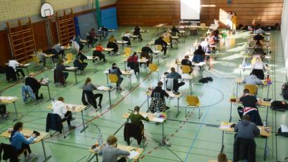 Bild: Gabi Schönberger
53 Kollegiaten können seit Dienstag zeigen, was sie in den vergangenen acht Jahren gelernt haben. Den Auftakt der Abiprüfung machte in der Sporthalle auf dem Felixberg das Fach Deutsch.