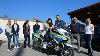 Bild: sne
Polizeihauptmeister Sven Wolfrath erklärt Jennifer Sollmann von der Realschule Neustadt ein Motorrad.