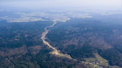 Bild: mür
Aus der Luft ist die gewaltige Dimension der Straßenbaustelle besonders gut zu erkennen. Rechts im Vordergrund liegt Hessenreuth, im Hintergrund Erbendorf.