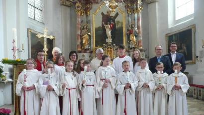 Bild: amö
Im feierlichen Gottesdienst empfingen (vorne, von links) Emma Fuchs, Anna-Lena Bauer, Nicola Eckl, Luis Ebenhöch, Samantha Seidl, Matthias Ring, Sebastian Bronold, Tom Selch und Christoph Deml die Erstkommunion.