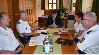 Bild: rgr
Werner Stopfer, Dienststellenleiter der Polizeiinspektion Eschenbach (Zweiter von links), Walter Schäffler (links) und Martin Behrendt (rechts) treffen sich mit
Bürgermeister Edgar Knobloch und Sabina Wächter-Sollfrank zum Sicherheitsgespräch im Rathaus.