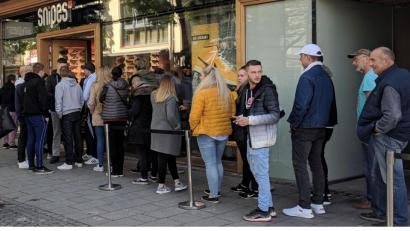 Bild: dko
Passanten wunderten sich: Am Dienstagvormittag bildete sich vor dem neuen "Snipes" eine lange Schlange.