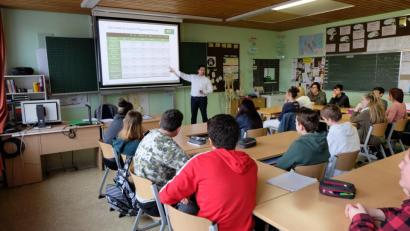 Bild: exb
Stefan Veigl von der AOK Tirschenreuth informierte die Neunt- und Zehntklässler der Mittelschule Mitterteich über das Sozialversicherungssystem.