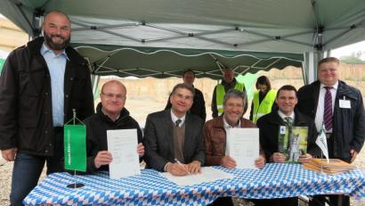 Bild: Hirsch
LBV-Bezirksgeschäftsführer Christoph Bauer, LBV-Landesvorsitzender Dr. Norbert Schäffer, Werkleiter Henrik Wesseling, Direktor Norbert Dirscherl, Landrat Thomas Ebeling und Bürgermeister Thomas Gesche (von links) unterzeichneten auf dem Steinbruchgelände in Burglengenfeld die Verträge.