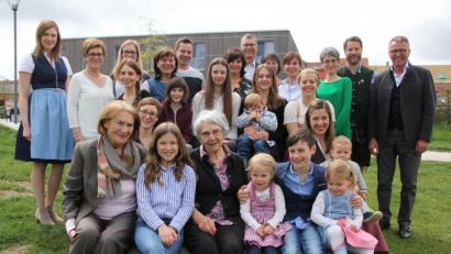 Bild: kro
Erna Häring (vorne, Mitte) feierte ihren 95. Geburtstag. Besonders freute sie sich, dass ihre einzige noch lebende Schwester Käthi (links) aus München gekommen war. Mit im Bild die Kinder, Enkel und Urenkel der Jubilarin sowie Bürgermeister Franz Stahl (rechts).