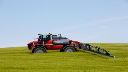 Bild: Horsch
Noch sitzt ein Mensch im Cockpit der Maschinen, auch in der selbstfahrenden Pflanzenschutzspritze Leeb PT 350 von Horsch. Bald könnte der fahrerlose Roboter auf den Feldern aber Realität sein.