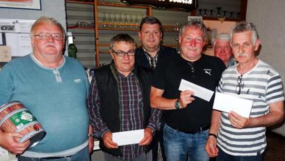 Bild: exb
Vorsitzender Hubert Käck (Dritter von links) gratuliert dem Sieger Reinhard Hübner (Dritter von rechts) sowie den Zweit- und Drittplatzierten.