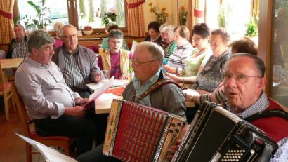 Bild: nid
Zu Musik und Gesang verbreitete sich eine urgemütliche Stimmung beim Lindauer Wirt. An Diatonischer und Akkordeon spielten Peter Jourgens (rechts) und Josef Baumer (links) für das Publikum.