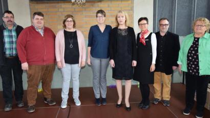 Bild: no
Über die neue Bühne freuen sich (von links) Hausmeister Alwin Utz, Bürgermeister Dieter Dehling, die stellvertretende Elternbeiratsvorsitzende Christine Weidinger, Schulleiterin Gabi Pirner, die Schulverbandsvorsitzende Brigitte Bachmann, die Leiterin der Zweigstelle Illschwang der Sparkasse, Stefanie Nef, der Leiter des MuK, Gerald Ludwig und die frühere Rektorin Renate Sekura.