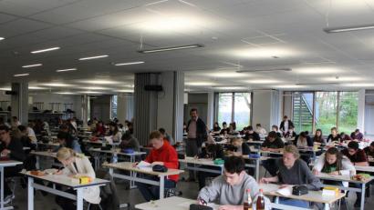 Bild: exb
Das Foto zeigt die Abiturientinnen und Abiturienten mit dem Oberstufenkoordinator Wolfram Strehl vor dem Start des Deutsch-Abiturs.