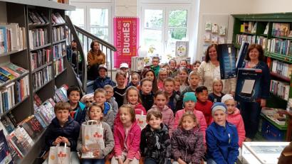 Bild: exb
Die teilnehmenden Kinder; stehend rechts die Mitarbeiterinnen der St. Peter-Buchhandlung Gertraud Ernstberger und Alexandra Fröhlich.