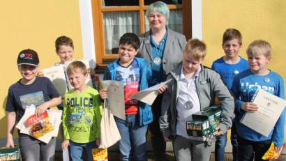Bild: dl
Die Gaumeister mit Lichtgewehr und -pistole (von links): Tobias Dietl, Stefan Kiener, Andreas Uschold, Noah Schüller, Michael Herrmann, Josef Berger, Wolfgang Uschold mit Gaujugendleiterin Martina Herrmann.