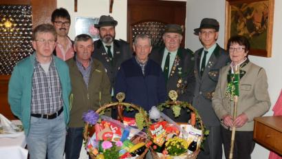 Bild: ker
Der Jagd und dem Schützenwesen fühlt sich Willi Aures seit vielen seiner mittlerweile 80 Lebensjahre verbunden. Von links die Jagdgenossen Alfred Schmidt, Michael Sperber und Hans Kiesel, Bruderbund-Schütze Johann Sperber, Jubilar Willi Aures, Manfred Pirner, Ehrenschützenmeister Manfred Rubenbauer und Lore Kaiser vom Jagdverband.