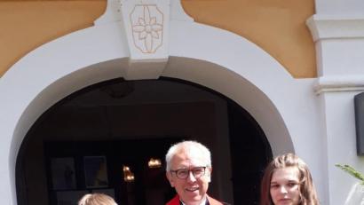 Bild: wlr
Nach mehrmonatiger Vorbereitung gratuliert Pfarrer Hans-Peter Pauckstadt-Künkler Marvin Schätzler und Lena Ermer zur Konfirmation.