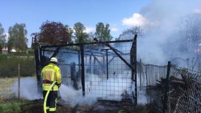 Bild: Feuerwehr Amberg
Ein Holzhäuschen brannte am Dienstag an der Nürnberger Straße in Amberg: Da konnte die Feuerwehr zwar löschen, aber nichts mehr retten.